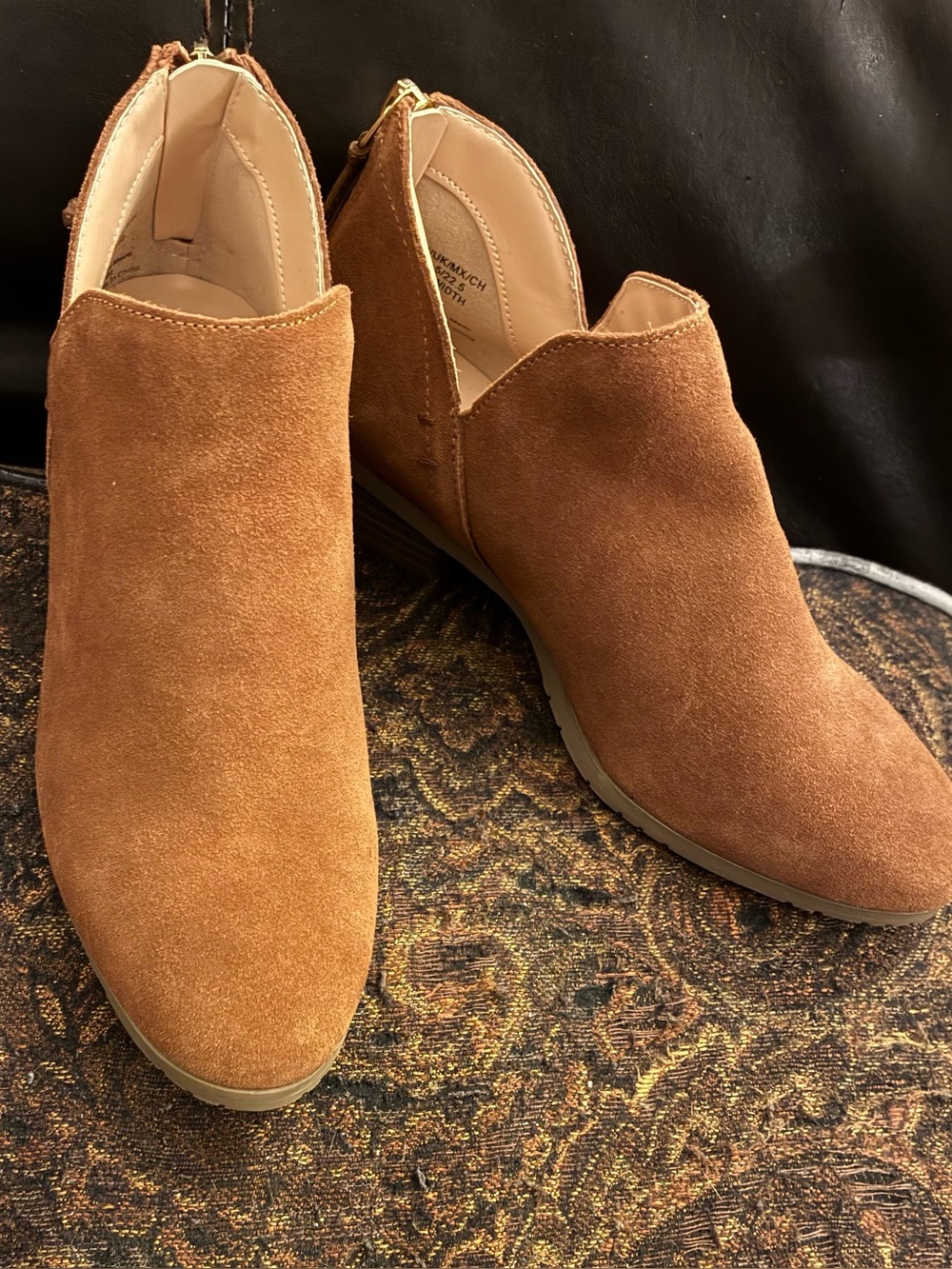 New w/o tags Kenneth Cole Reaction Tan Suede Booties with heel zipper. Size 6.